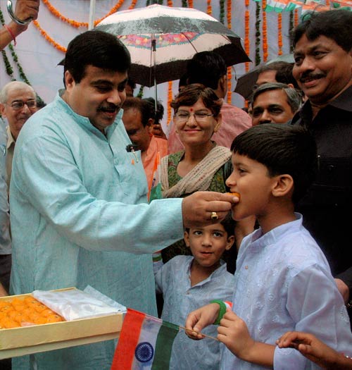 15 अगस्‍त 2011: तस्‍वीरों में देखें दिनभर की खबरें । पढ़ें 