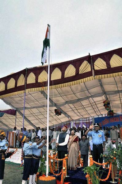 15 अगस्‍त 2011: तस्‍वीरों में देखें दिनभर की खबरें । पढ़ें 