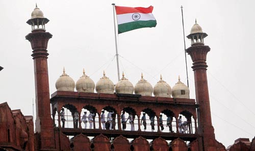 प्रधानमंत्री ने लाल किले पर फहराया तिरंगा...