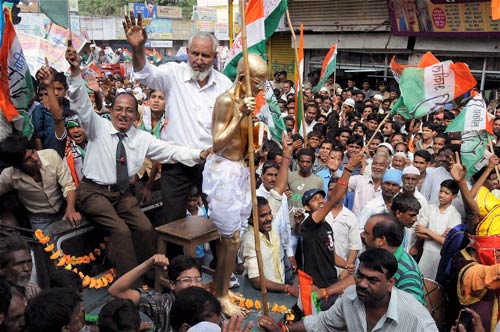 15 अगस्‍त 2011: तस्‍वीरों में देखें दिनभर की खबरें । पढ़ें 