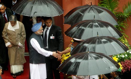 प्रधानमंत्री ने लाल किले पर फहराया तिरंगा...