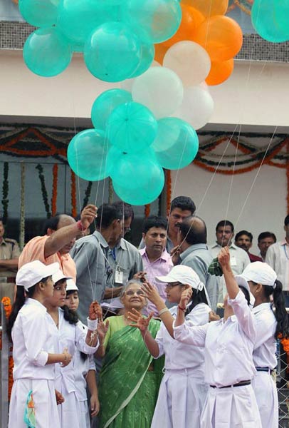 देशभर में मनाया गया स्वतंत्रता दिवस  |  लालकिले पर फहराया गया तिरंगा