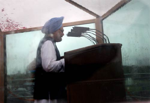 प्रधानमंत्री ने लाल किले पर फहराया तिरंगा...