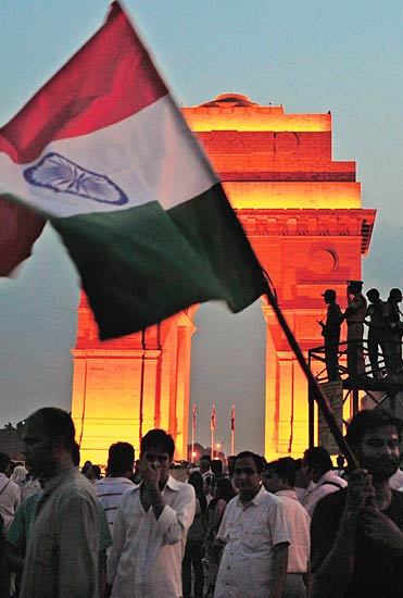 दिल में अन्ना, हर हाथ में तिरंगा | उमड़ा जनसैलाब