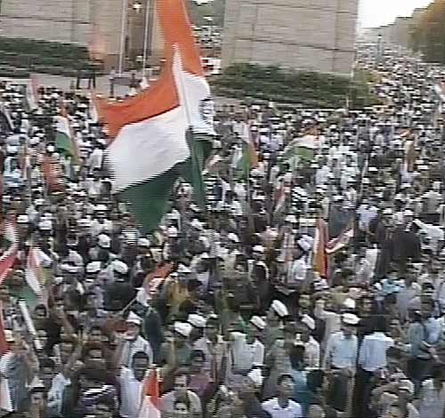 इंडिया गेट में जीत के जश्‍न में डूबे कई 'अन्‍ना' | मैं भी अन्‍ना...