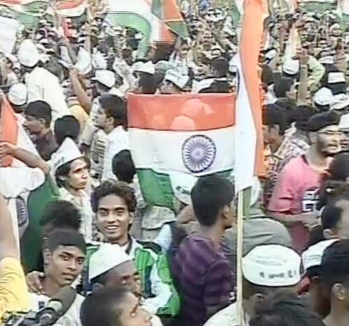 इंडिया गेट में जीत के जश्‍न में डूबे कई 'अन्‍ना' | मैं भी अन्‍ना...