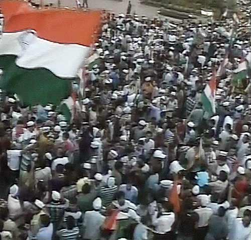 इंडिया गेट में जीत के जश्‍न में डूबे कई 'अन्‍ना' | मैं भी अन्‍ना...