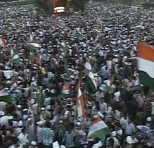 इंडिया गेट में जीत के जश्‍न में डूबे कई 'अन्‍ना' | मैं भी अन्‍ना...