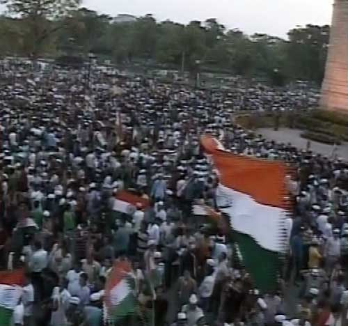 इंडिया गेट में जीत के जश्‍न में डूबे कई 'अन्‍ना' | मैं भी अन्‍ना...