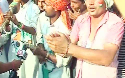 इंडिया गेट में जीत के जश्‍न में डूबे कई 'अन्‍ना' | मैं भी अन्‍ना...