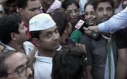 इंडिया गेट में जीत के जश्‍न में डूबे कई 'अन्‍ना' | मैं भी अन्‍ना...