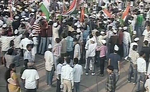 इंडिया गेट में जीत के जश्‍न में डूबे कई 'अन्‍ना' | मैं भी अन्‍ना...