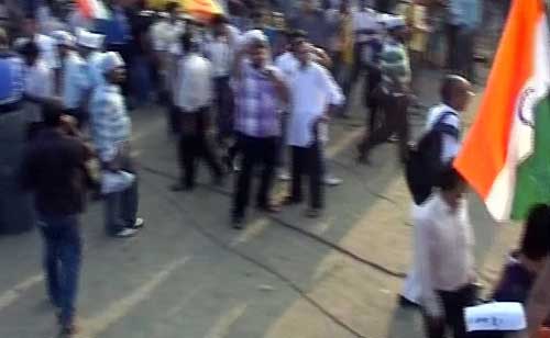 इंडिया गेट में जीत के जश्‍न में डूबे कई 'अन्‍ना' | मैं भी अन्‍ना...