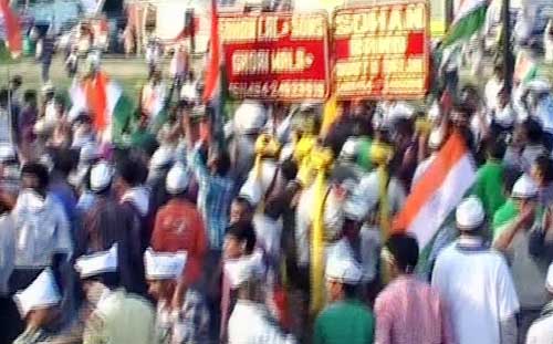 इंडिया गेट में जीत के जश्‍न में डूबे कई 'अन्‍ना' | मैं भी अन्‍ना...