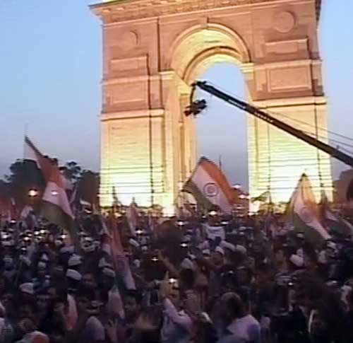 इंडिया गेट में जीत के जश्‍न में डूबे कई 'अन्‍ना' | मैं भी अन्‍ना...