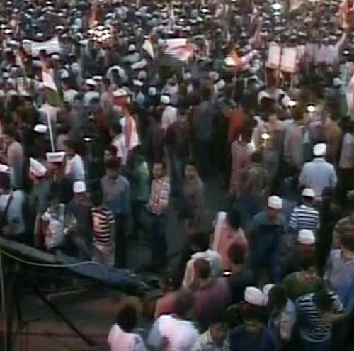 इंडिया गेट में जीत के जश्‍न में डूबे कई 'अन्‍ना' | मैं भी अन्‍ना...