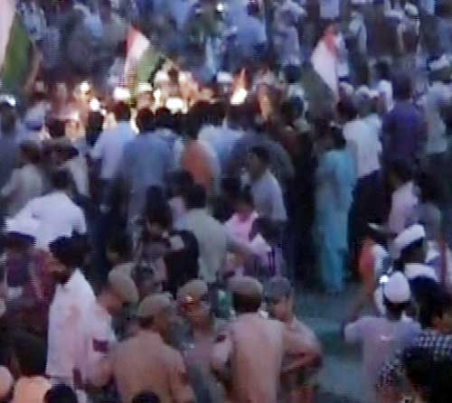 इंडिया गेट में जीत के जश्‍न में डूबे कई 'अन्‍ना' | मैं भी अन्‍ना...