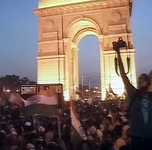 इंडिया गेट में जीत के जश्‍न में डूबे कई 'अन्‍ना' | मैं भी अन्‍ना...