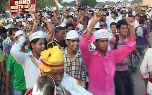 इंडिया गेट में जीत के जश्‍न में डूबे कई 'अन्‍ना' | मैं भी अन्‍ना...