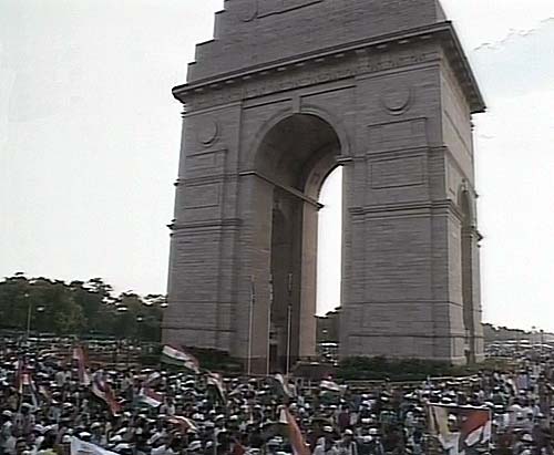 इंडिया गेट में जीत के जश्‍न में डूबे कई 'अन्‍ना' | मैं भी अन्‍ना...