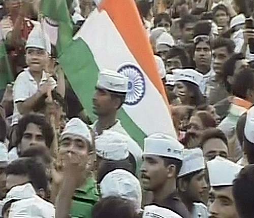 इंडिया गेट में जीत के जश्‍न में डूबे कई 'अन्‍ना' | मैं भी अन्‍ना...