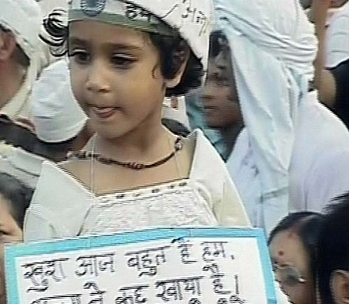 इंडिया गेट में जीत के जश्‍न में डूबे कई 'अन्‍ना' | मैं भी अन्‍ना...