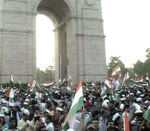 इंडिया गेट में जीत के जश्‍न में डूबे कई 'अन्‍ना' | मैं भी अन्‍ना...