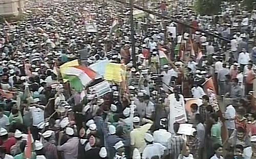 इंडिया गेट में जीत के जश्‍न में डूबे कई 'अन्‍ना' | मैं भी अन्‍ना...