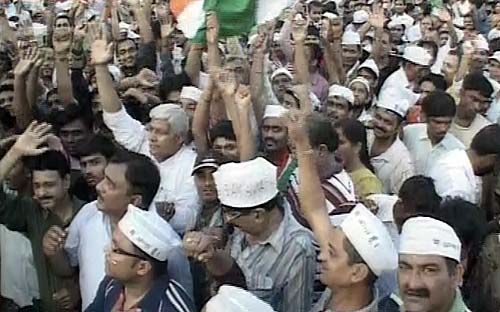 इंडिया गेट में जीत के जश्‍न में डूबे कई 'अन्‍ना' | मैं भी अन्‍ना...