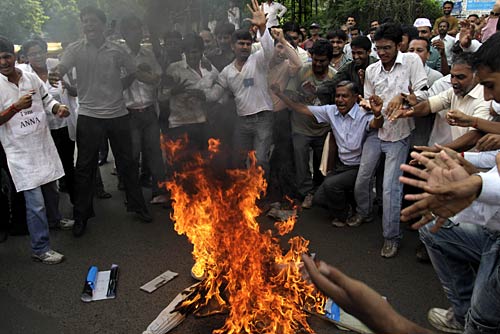 दिल्‍ली में तेज हुई आंदोलन की आंधी | उमड़ा जनसैलाब