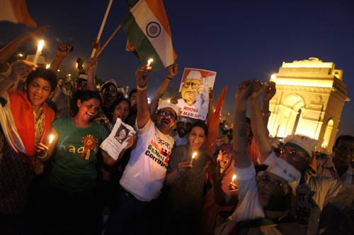 इंडिया गेट में जीत के जश्‍न में डूबे कई 'अन्‍ना' | मैं भी अन्‍ना...