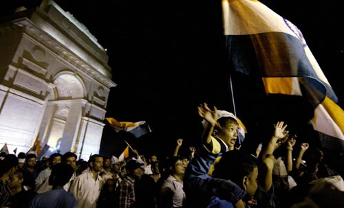 इंडिया गेट में जीत के जश्‍न में डूबे कई 'अन्‍ना' | मैं भी अन्‍ना...