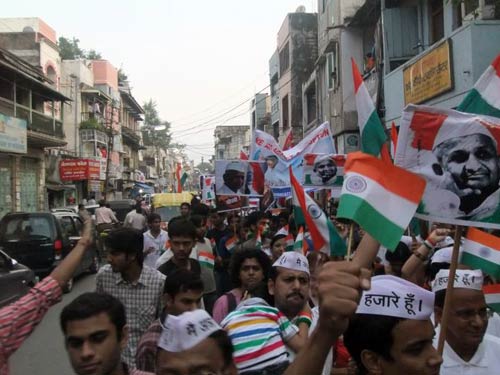 अन्ना के आंदोलन पर आपकी भेजी तस्वीरें | सड़कों पर समर्थक