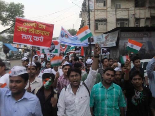 अन्ना के आंदोलन पर आपकी भेजी तस्वीरें | सड़कों पर समर्थक