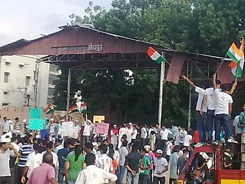 22 अगस्‍त 2011: लोगों ने भेजी तस्‍वीरें । मैं भी अन्‍ना, तू भी अन्‍ना