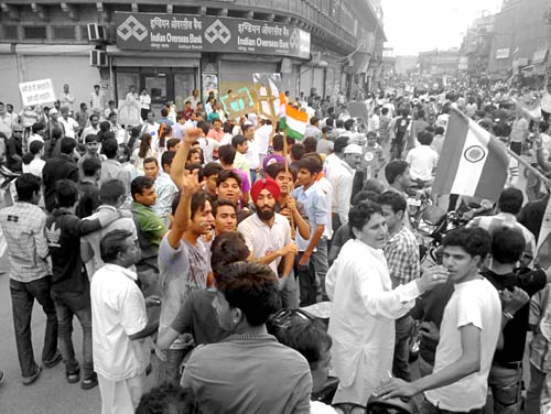 22 अगस्‍त 2011: लोगों ने भेजी तस्‍वीरें । मैं भी अन्‍ना, तू भी अन्‍ना