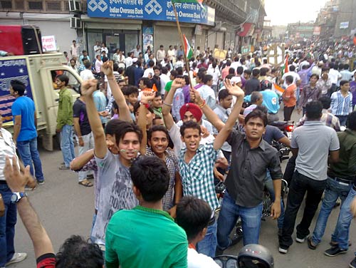 22 अगस्‍त 2011: लोगों ने भेजी तस्‍वीरें । मैं भी अन्‍ना, तू भी अन्‍ना