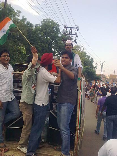 22 अगस्‍त 2011: लोगों ने भेजी तस्‍वीरें । मैं भी अन्‍ना, तू भी अन्‍ना