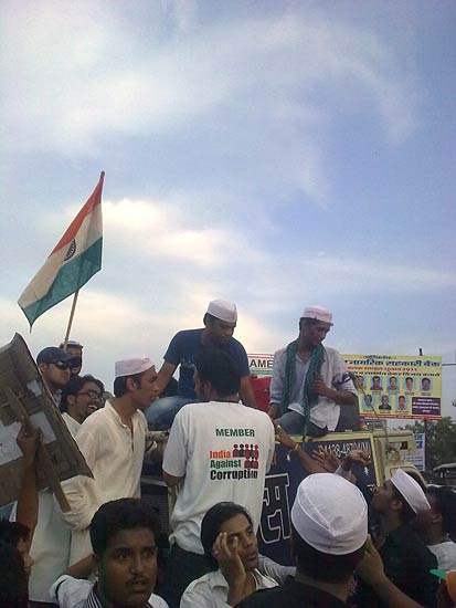 22 अगस्‍त 2011: लोगों ने भेजी तस्‍वीरें । मैं भी अन्‍ना, तू भी अन्‍ना