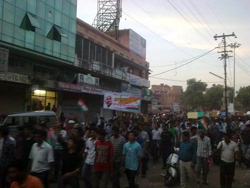 22 अगस्‍त 2011: लोगों ने भेजी तस्‍वीरें । मैं भी अन्‍ना, तू भी अन्‍ना