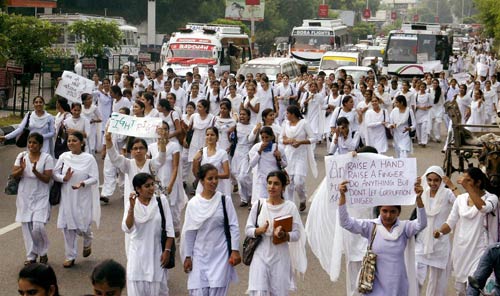 अन्‍ना के आंदोलन में कैसे-कैसे नारे... | फोटो: अलबेले समर्थक