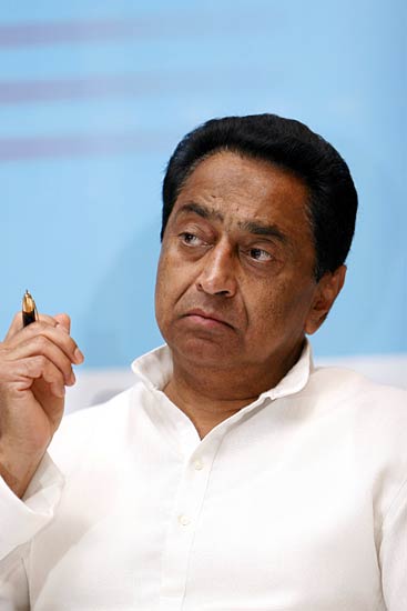 नेताओं के घरों पर अन्‍ना समर्थकों का प्रदर्शन | हर ओर अन्‍ना...