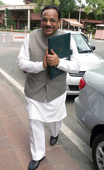 नेताओं के घरों पर अन्‍ना समर्थकों का प्रदर्शन | हर ओर अन्‍ना...