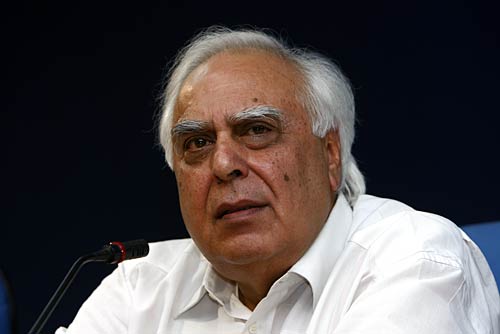 नेताओं के घरों पर अन्‍ना समर्थकों का प्रदर्शन | हर ओर अन्‍ना...