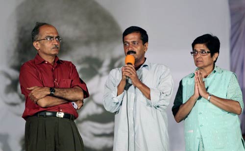 नेताओं का रवैया और अन्‍ना का आंदोलन...| हर ओर अन्‍ना