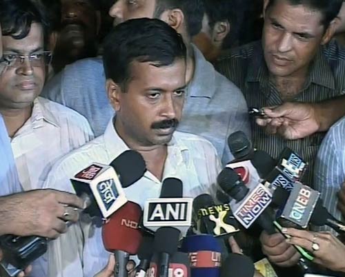 नेताओं का रवैया और अन्‍ना का आंदोलन...| हर ओर अन्‍ना