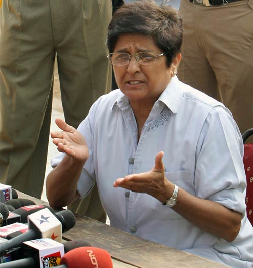 नेताओं का रवैया और अन्‍ना का आंदोलन...| हर ओर अन्‍ना