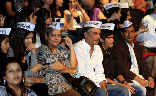 फैशन वीक में चढ़ा अन्ना रंग | फिर विवादों में पूनम पांडे