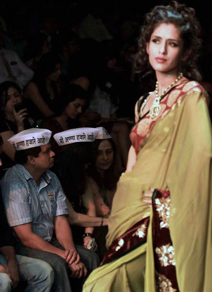 फैशन वीक में चढ़ा अन्ना रंग | फिर विवादों में पूनम पांडे