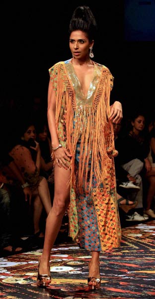 फैशन वीक में चढ़ा अन्ना रंग | फिर विवादों में पूनम पांडे